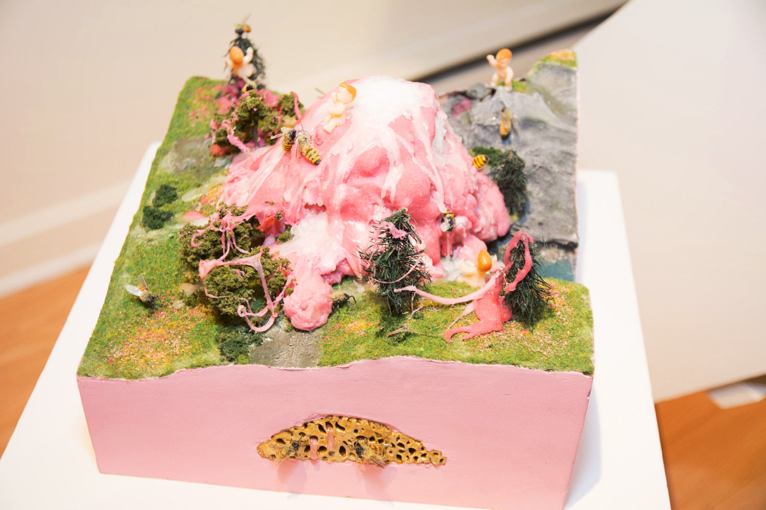 Une salle d'expo pleine de love pour le lancement de «Parle moi d'amour» des Impatients