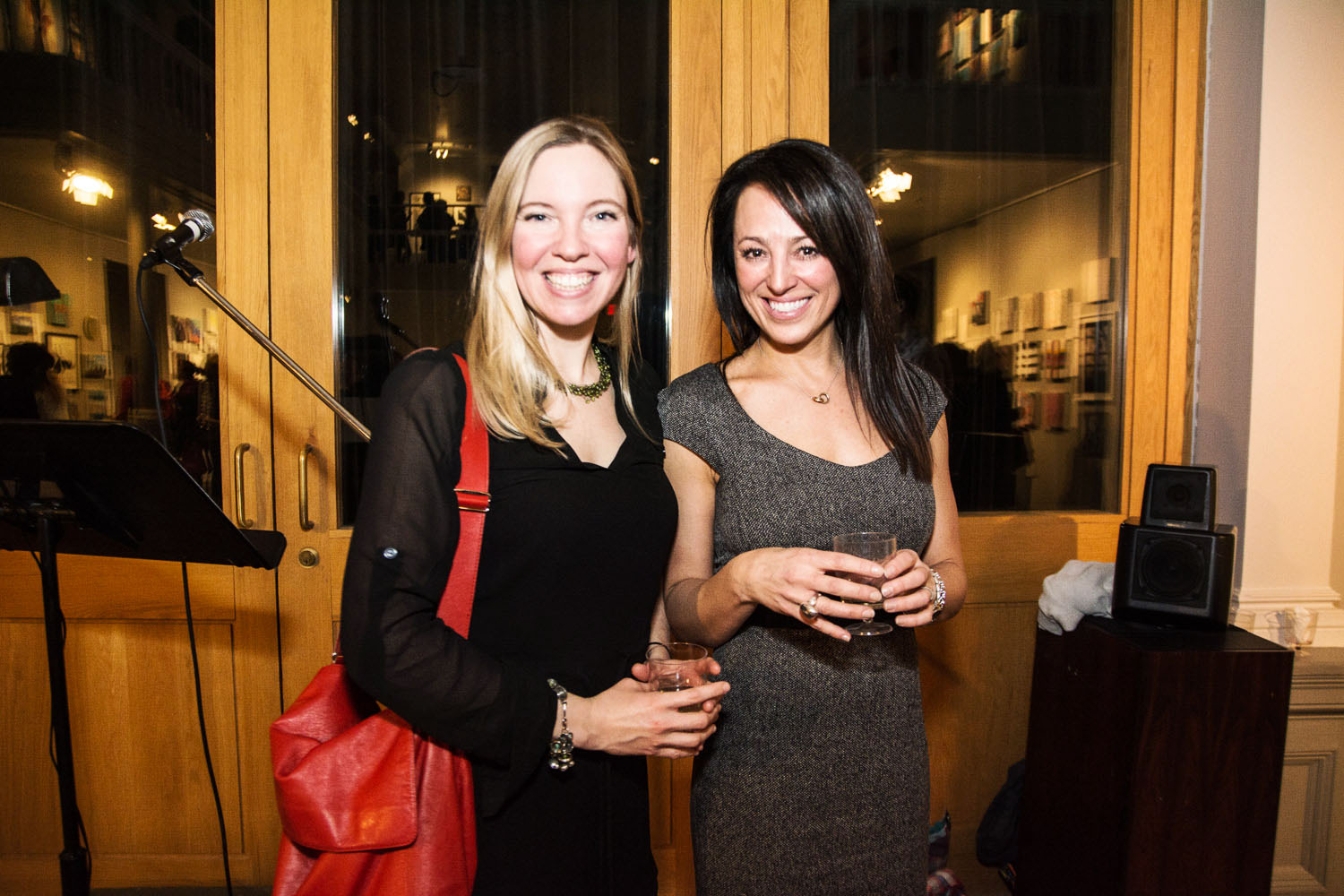 Une salle d'expo pleine de love pour le lancement de «Parle moi d'amour» des Impatients