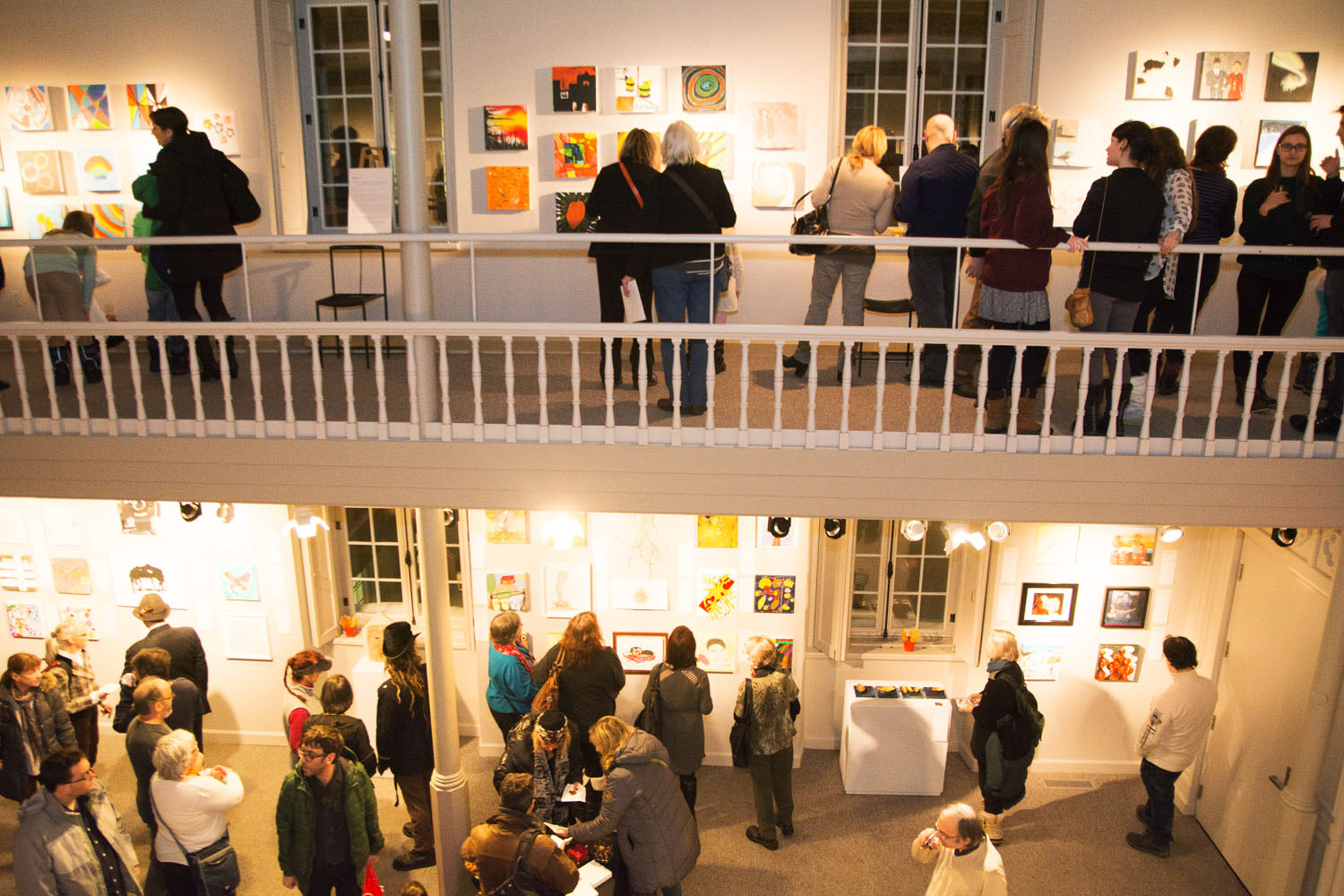 Une salle d'expo pleine de love pour le lancement de «Parle moi d'amour» des Impatients