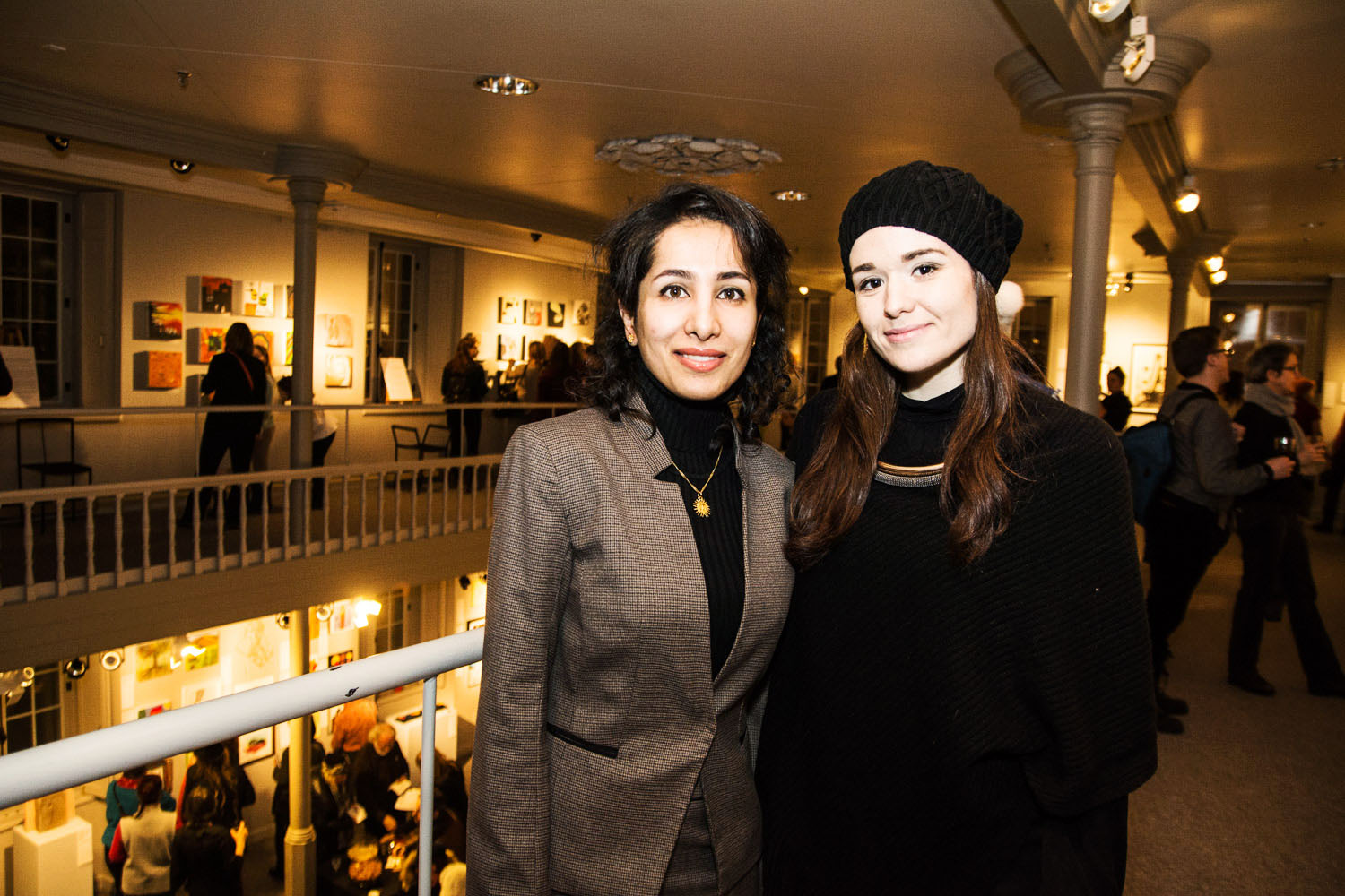 Une salle d'expo pleine de love pour le lancement de «Parle moi d'amour» des Impatients