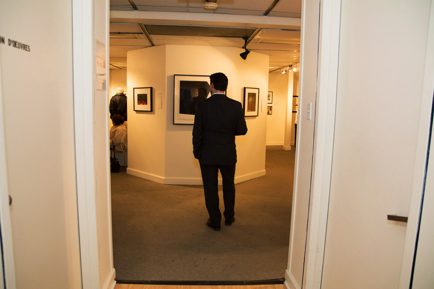 Une salle d'expo pleine de love pour le lancement de «Parle moi d'amour» des Impatients