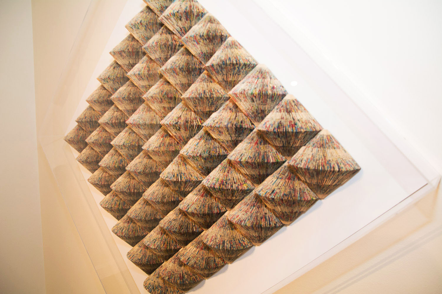 Une salle d'expo pleine de love pour le lancement de «Parle moi d'amour» des Impatients