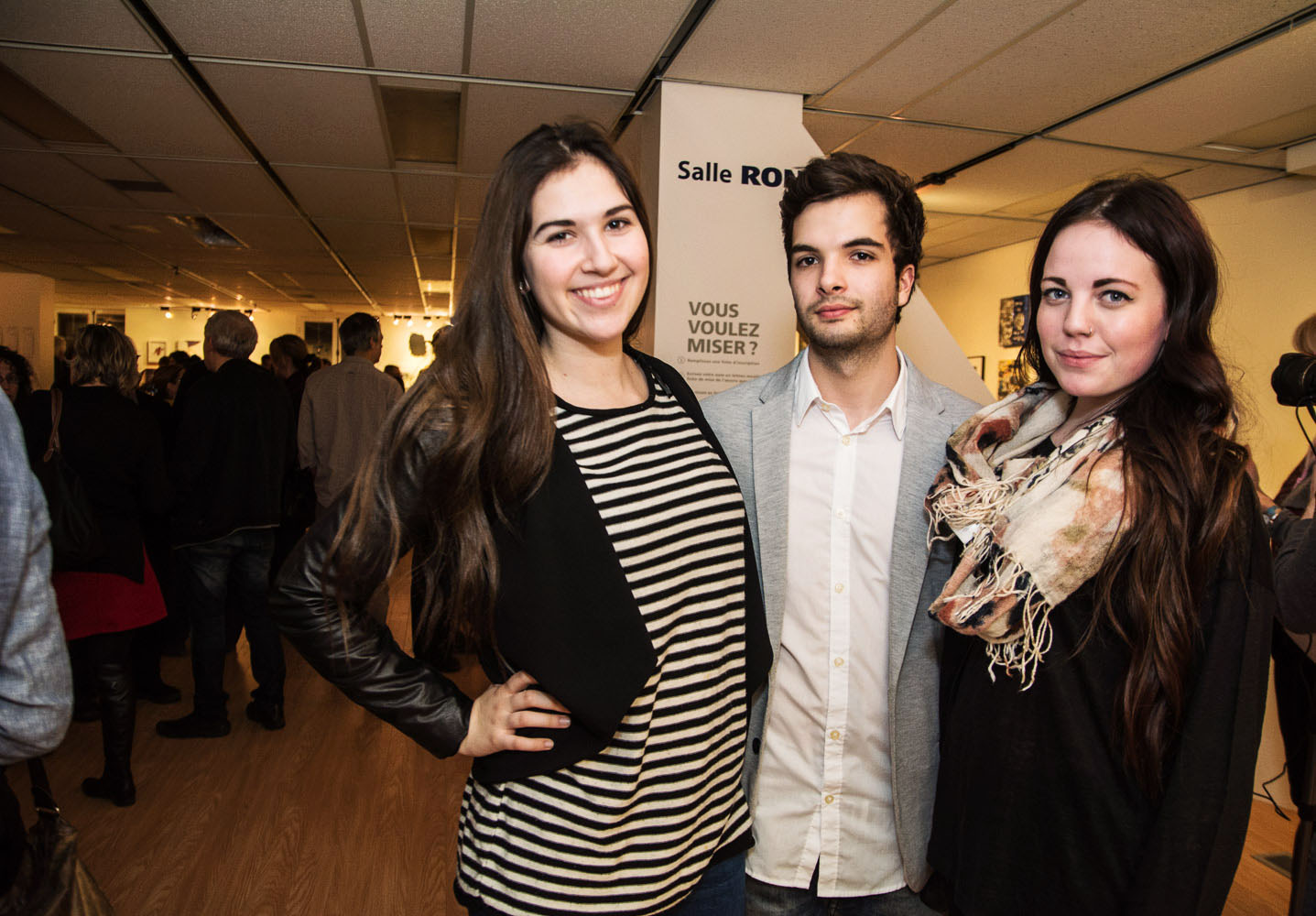 Une salle d'expo pleine de love pour le lancement de «Parle moi d'amour» des Impatients