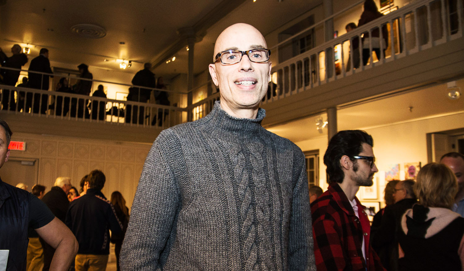 Une salle d'expo pleine de love pour le lancement de «Parle moi d'amour» des Impatients
