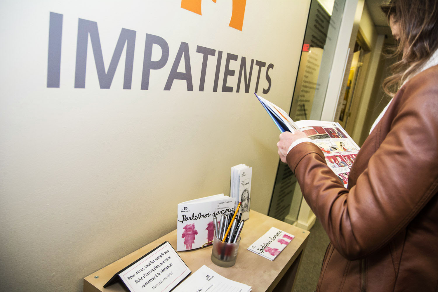 Une salle d'expo pleine de love pour le lancement de «Parle moi d'amour» des Impatients