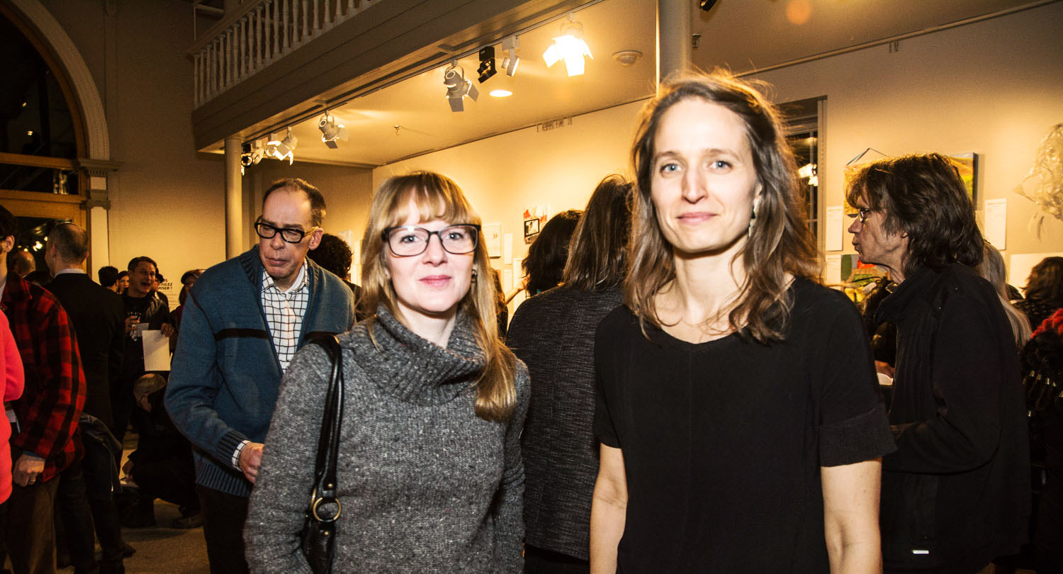 Une salle d'expo pleine de love pour le lancement de «Parle moi d'amour» des Impatients