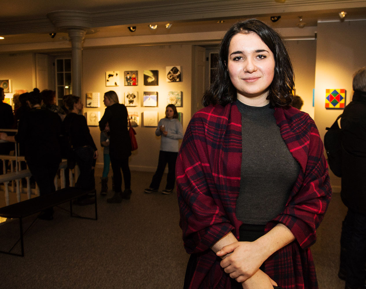 Une salle d'expo pleine de love pour le lancement de «Parle moi d'amour» des Impatients