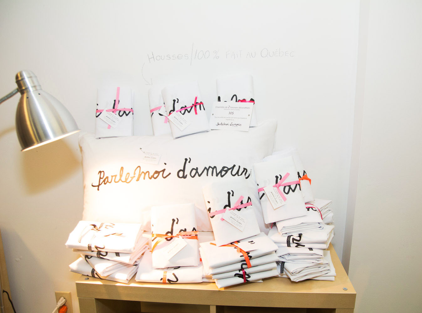 Une salle d'expo pleine de love pour le lancement de «Parle moi d'amour» des Impatients