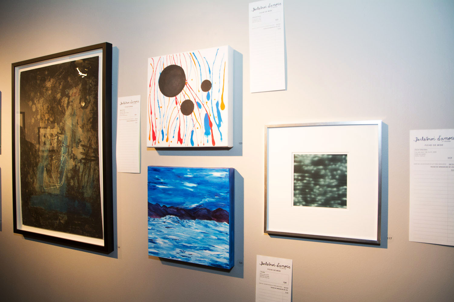 Une salle d'expo pleine de love pour le lancement de «Parle moi d'amour» des Impatients