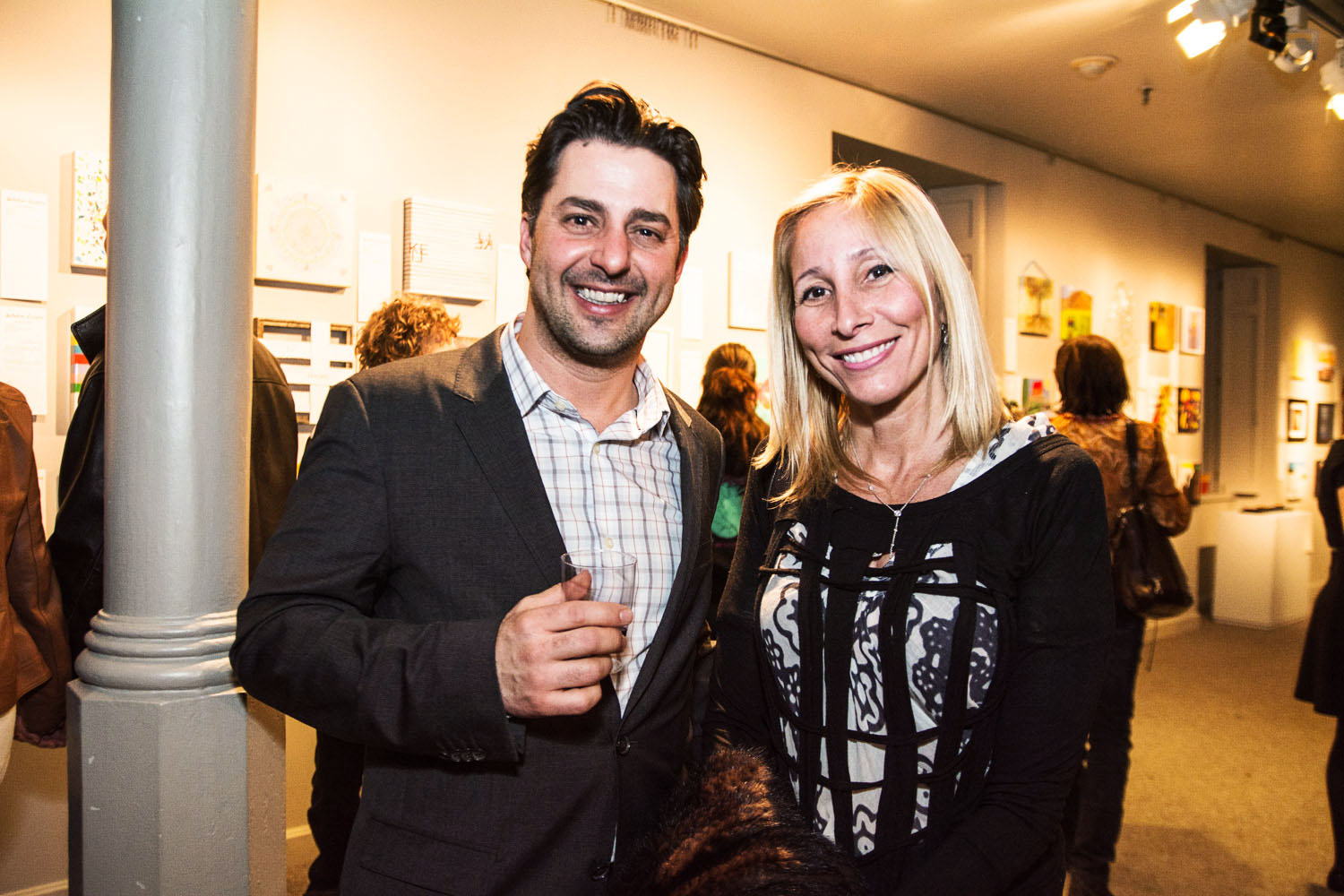 Une salle d'expo pleine de love pour le lancement de «Parle moi d'amour» des Impatients