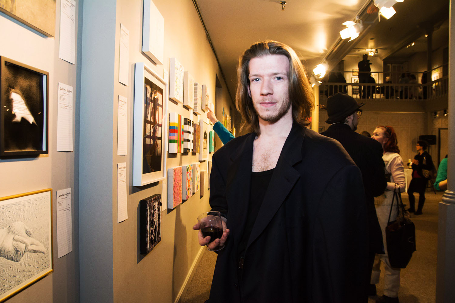 Une salle d'expo pleine de love pour le lancement de «Parle moi d'amour» des Impatients