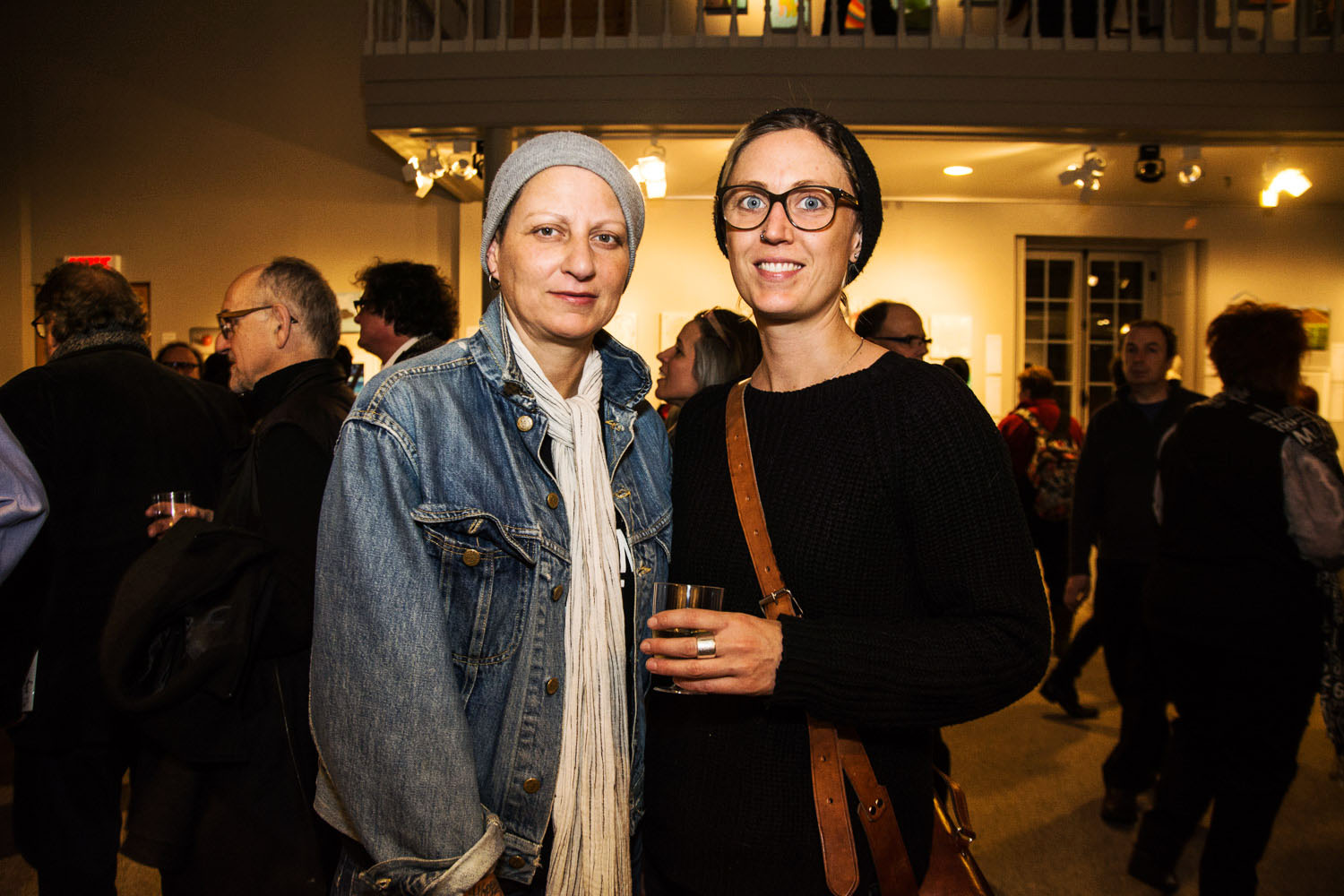 Une salle d'expo pleine de love pour le lancement de «Parle moi d'amour» des Impatients