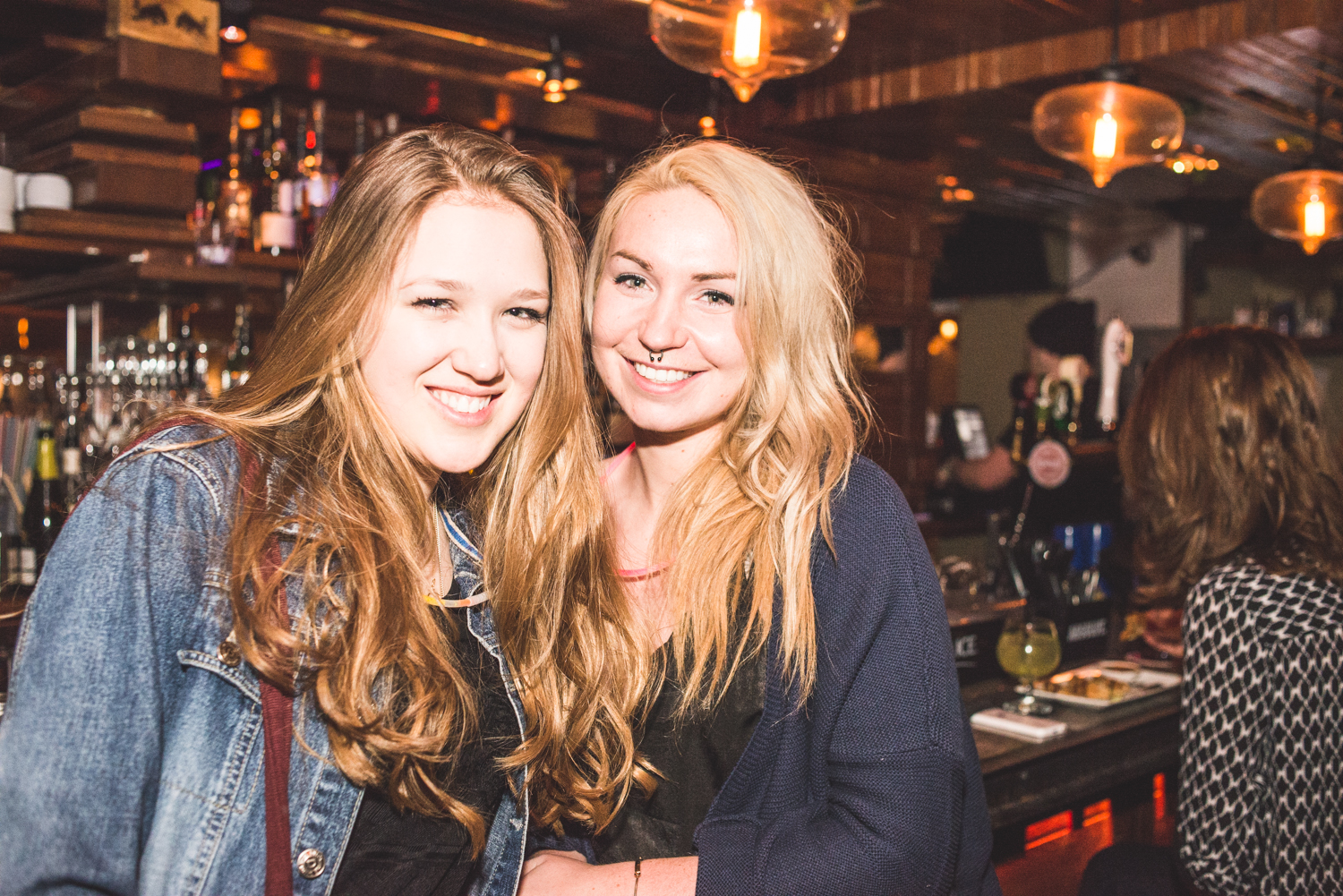 Party full moon avec minions, peinture néon et glowstick au Grenade