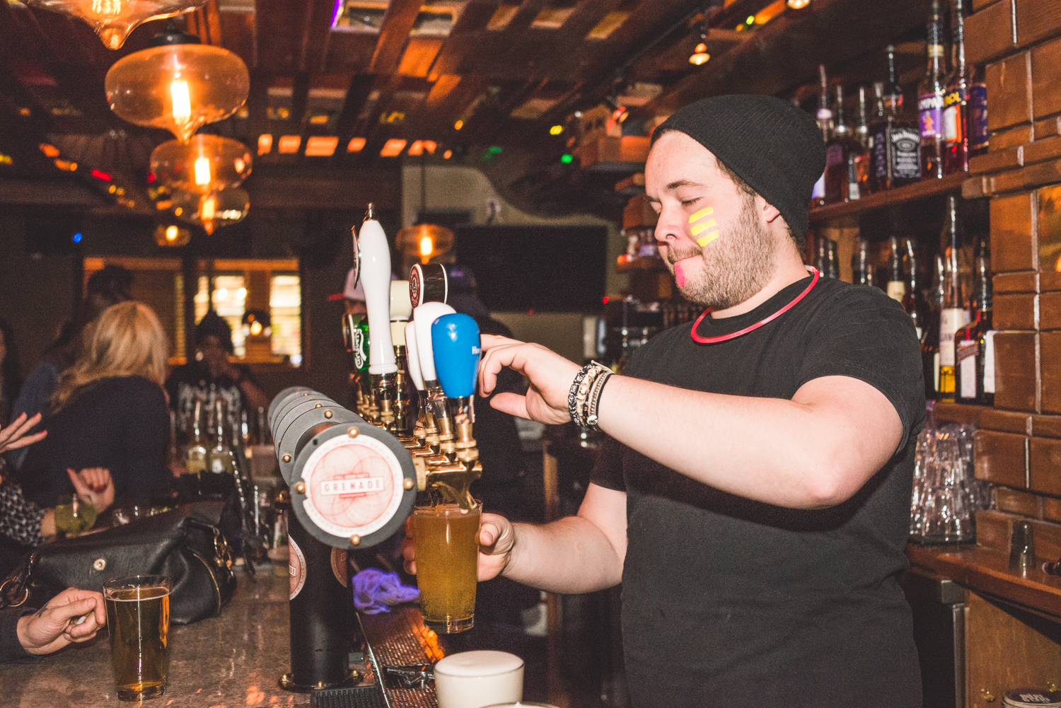 Party full moon avec minions, peinture néon et glowstick au Grenade