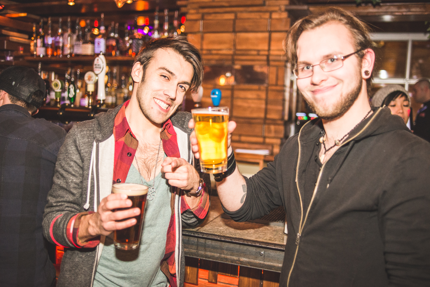 Party full moon avec minions, peinture néon et glowstick au Grenade