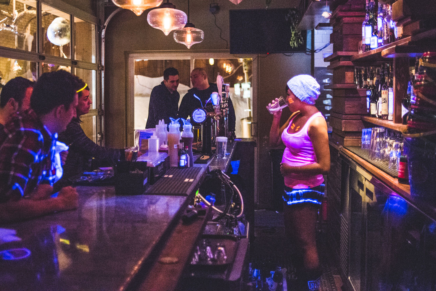 Party full moon avec minions, peinture néon et glowstick au Grenade