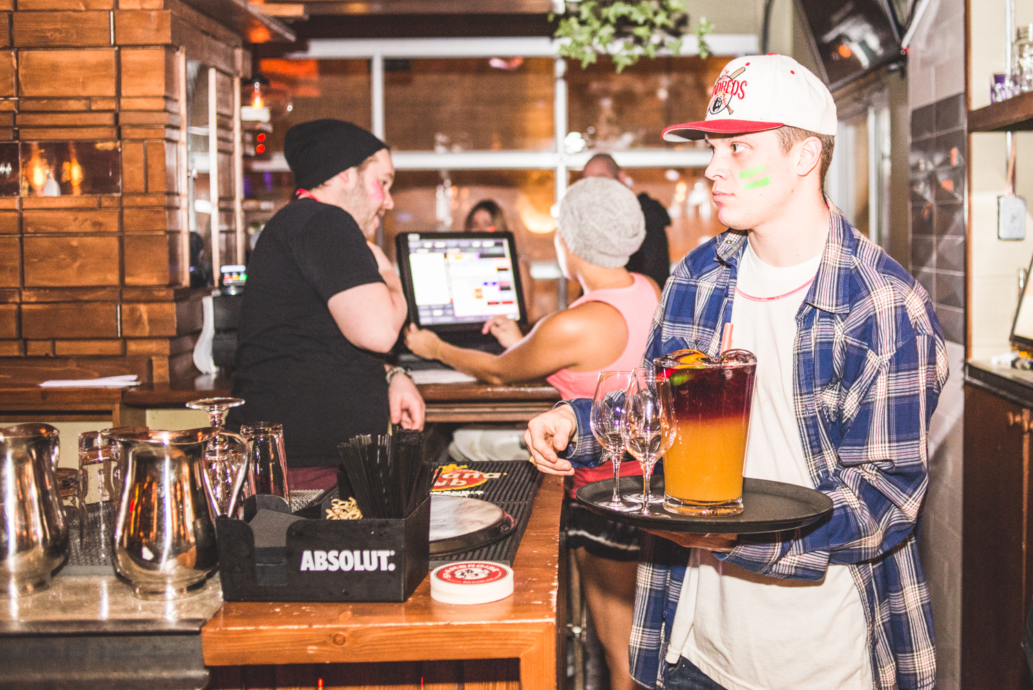 Party full moon avec minions, peinture néon et glowstick au Grenade