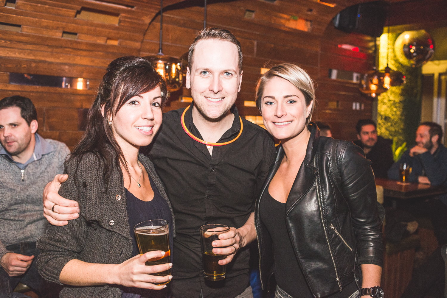 Party full moon avec minions, peinture néon et glowstick au Grenade