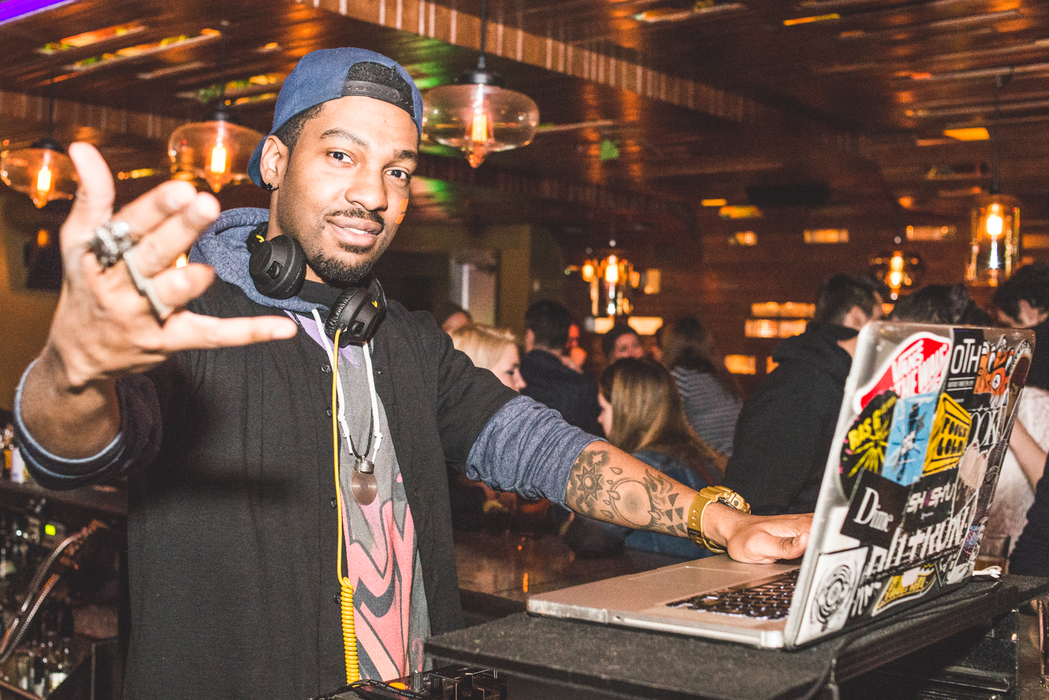 Party full moon avec minions, peinture néon et glowstick au Grenade