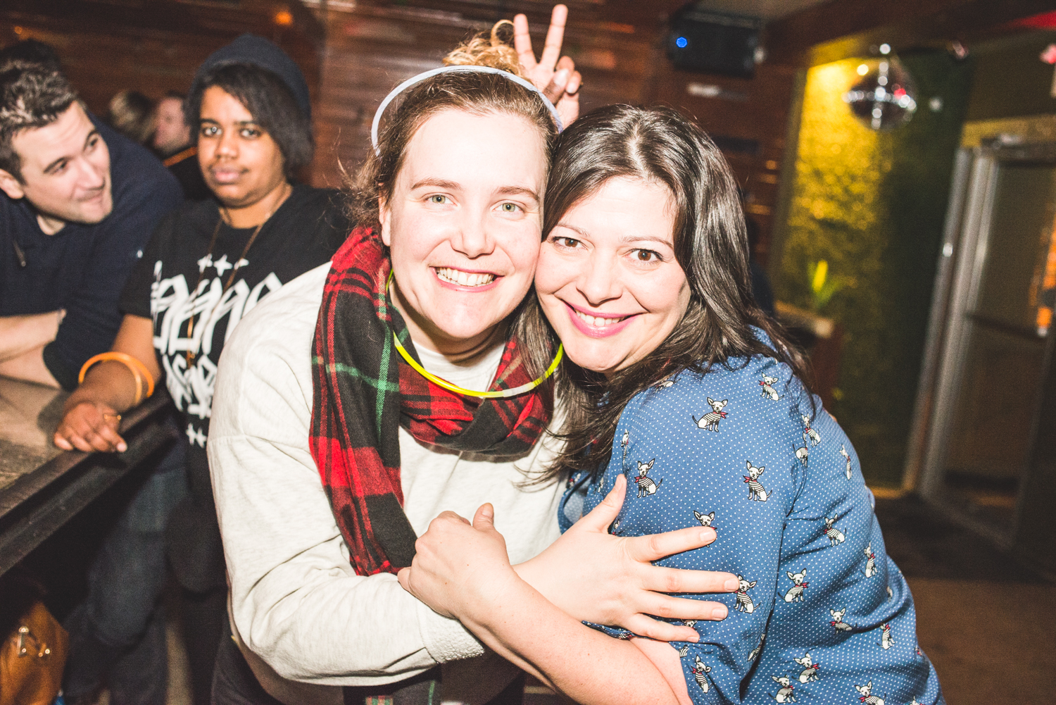 Party full moon avec minions, peinture néon et glowstick au Grenade