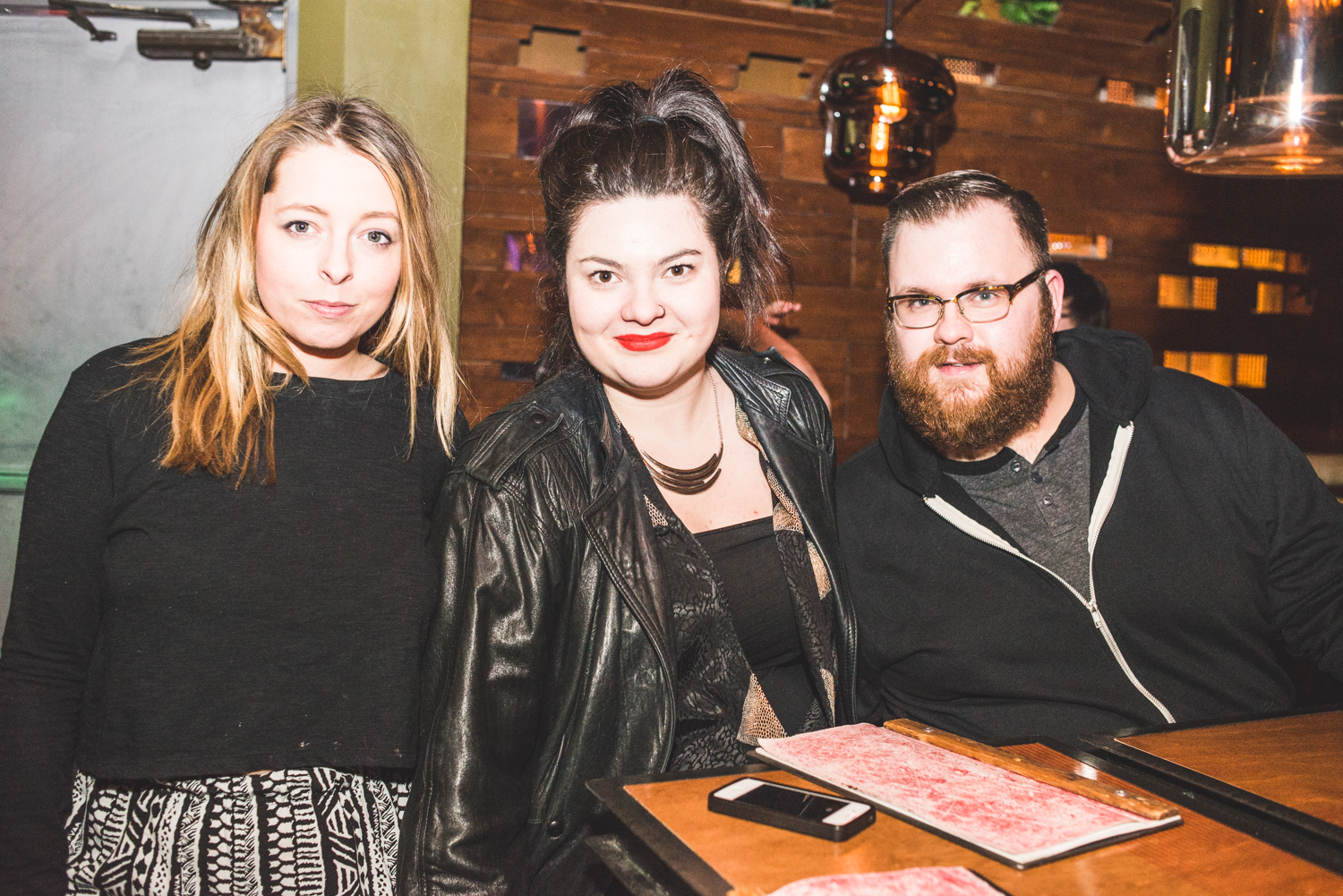 Party full moon avec minions, peinture néon et glowstick au Grenade