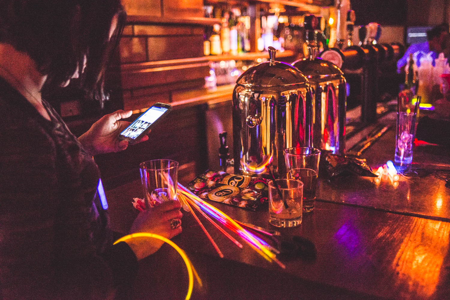 Party full moon avec minions, peinture néon et glowstick au Grenade