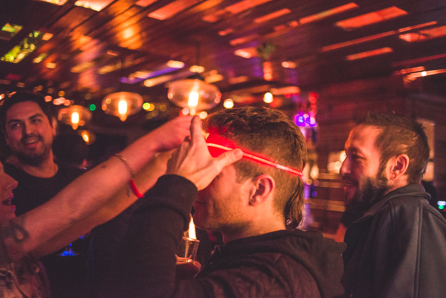 Party full moon avec minions, peinture néon et glowstick au Grenade