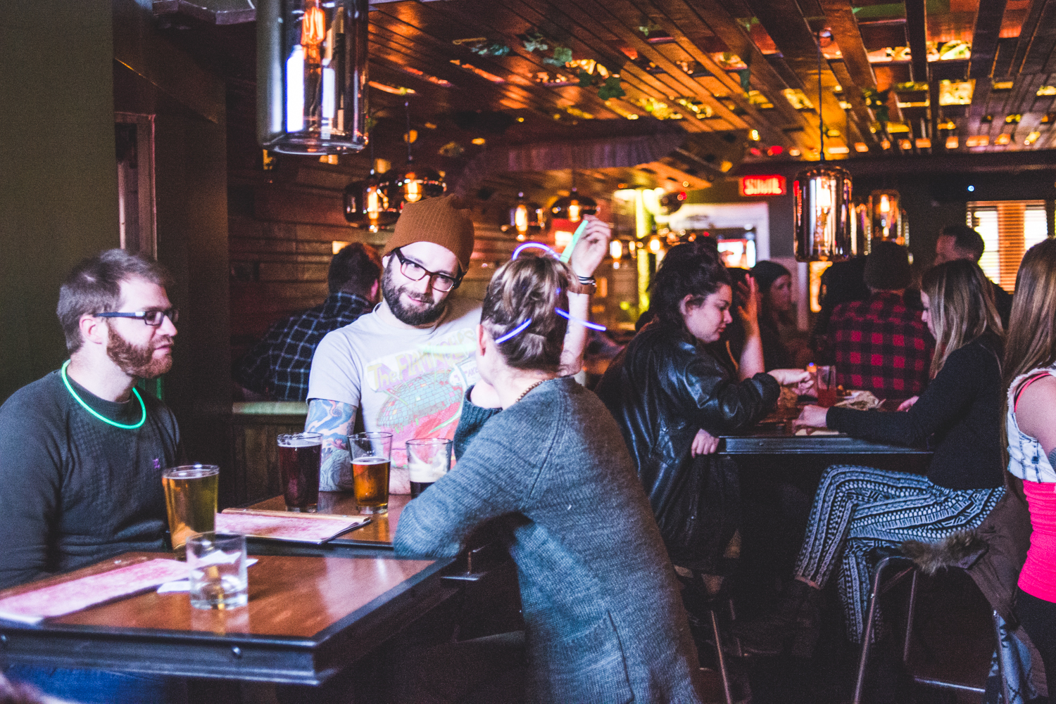 Party full moon avec minions, peinture néon et glowstick au Grenade