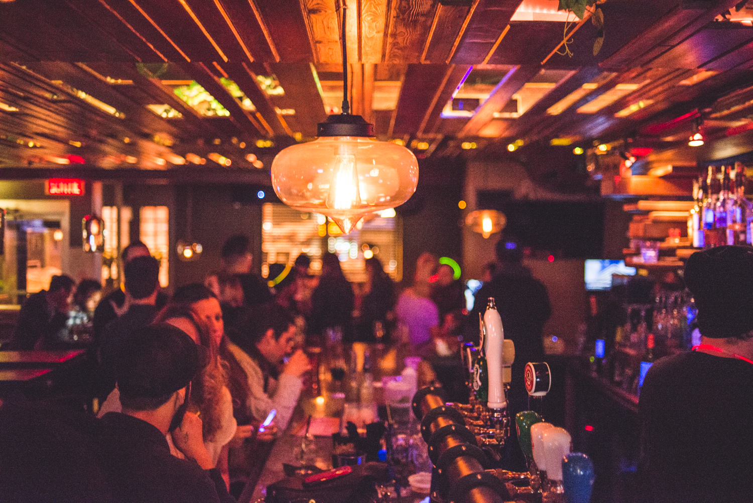 Party full moon avec minions, peinture néon et glowstick au Grenade