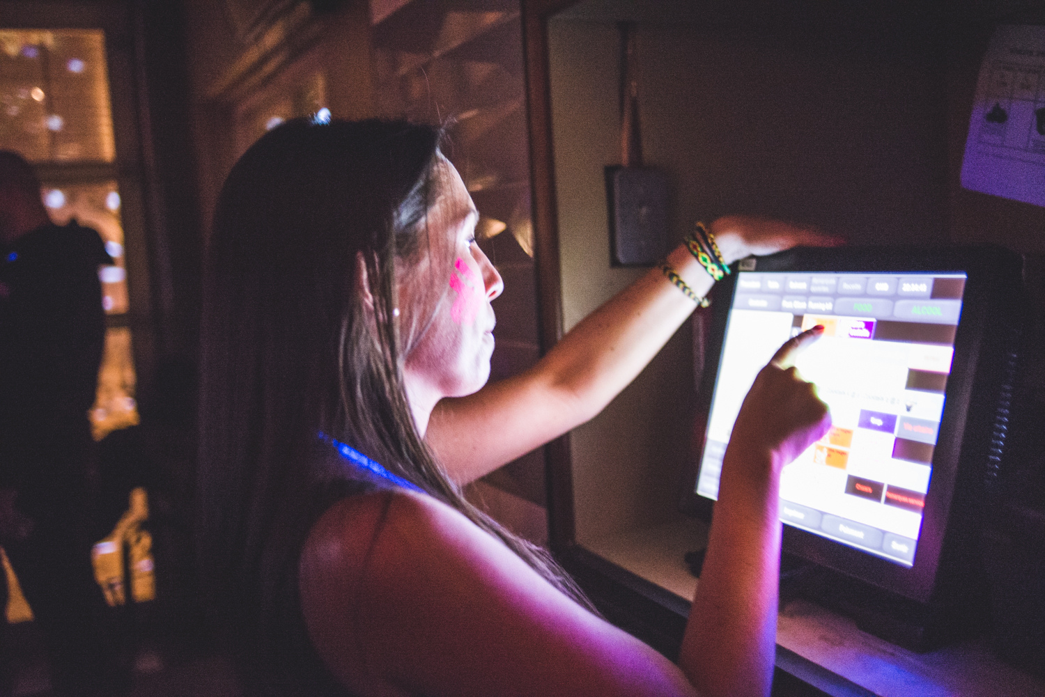 Party full moon avec minions, peinture néon et glowstick au Grenade