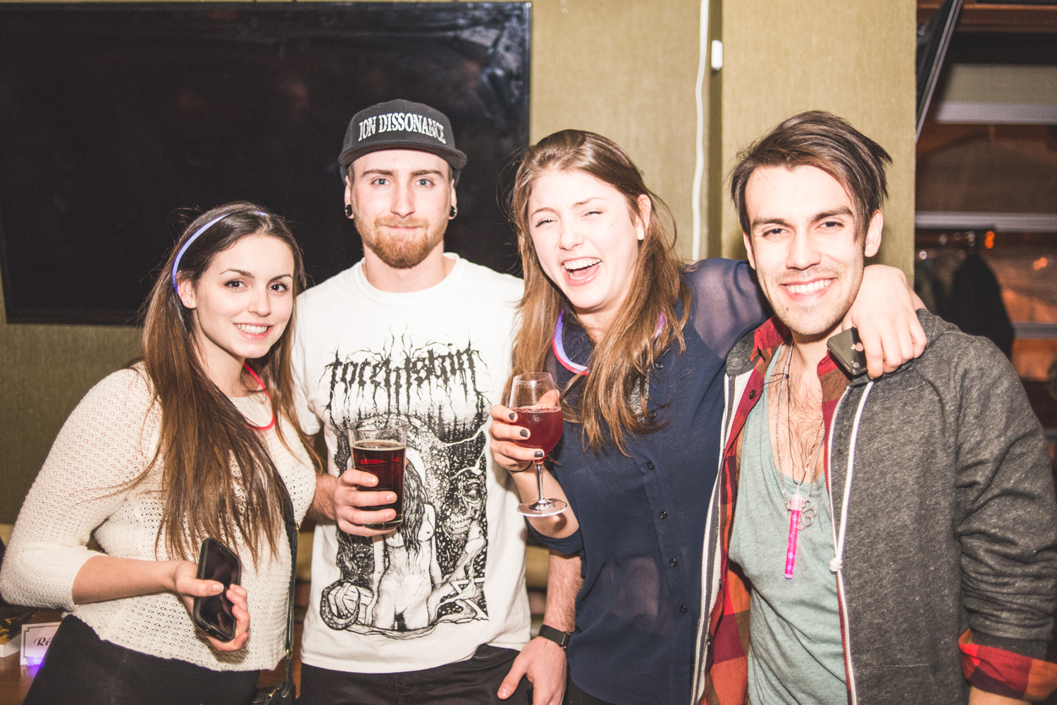 Party full moon avec minions, peinture néon et glowstick au Grenade