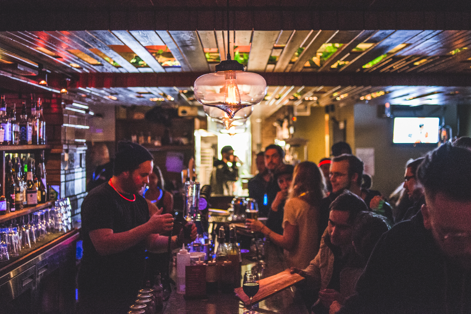 Party full moon avec minions, peinture néon et glowstick au Grenade