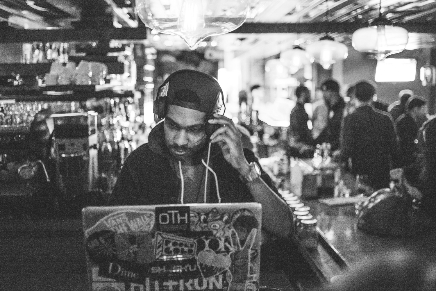 Party full moon avec minions, peinture néon et glowstick au Grenade