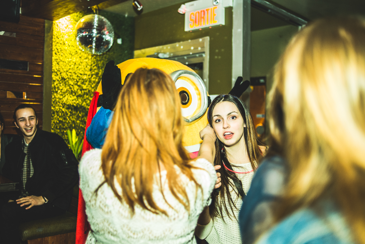 Party full moon avec minions, peinture néon et glowstick au Grenade