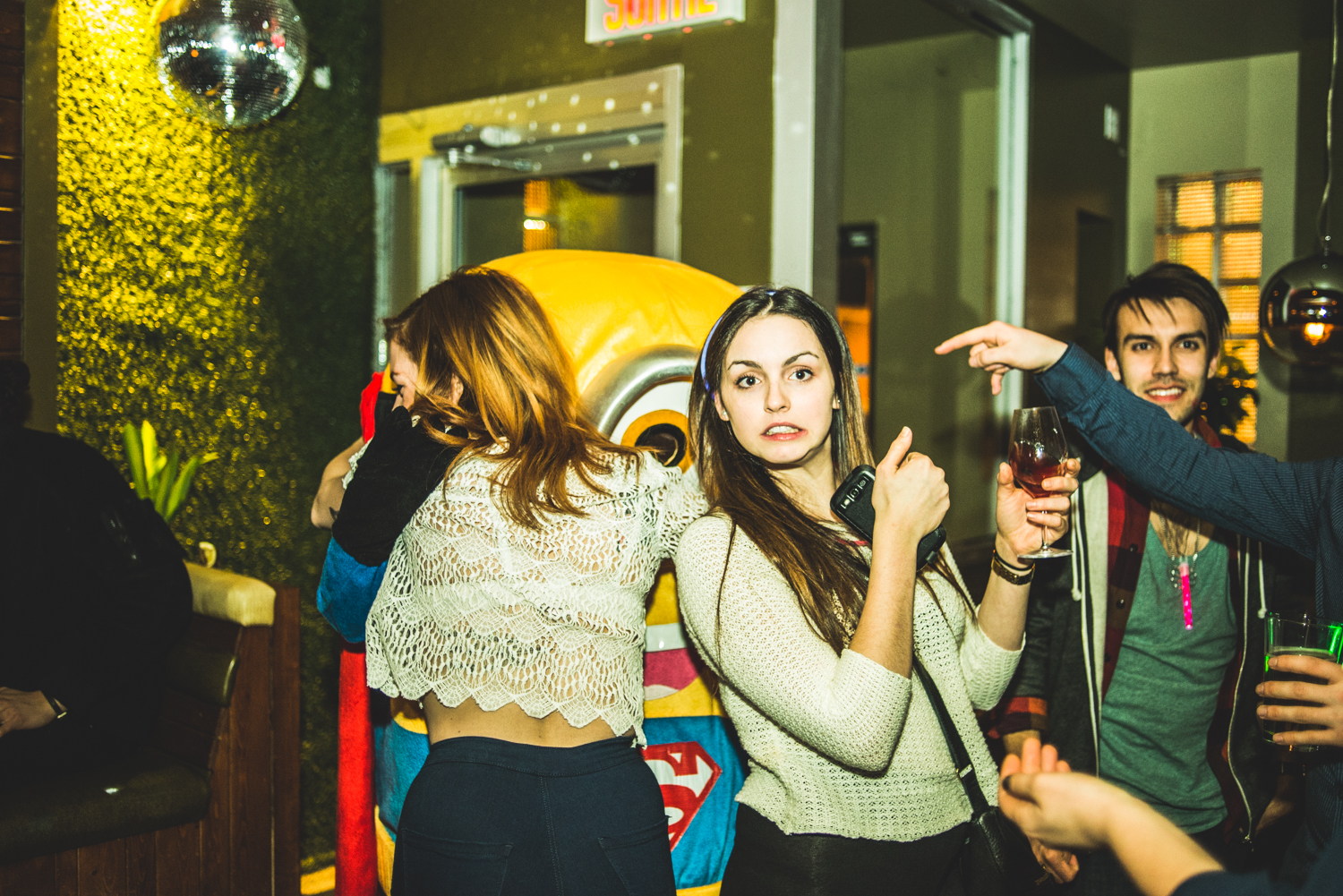 Party full moon avec minions, peinture néon et glowstick au Grenade