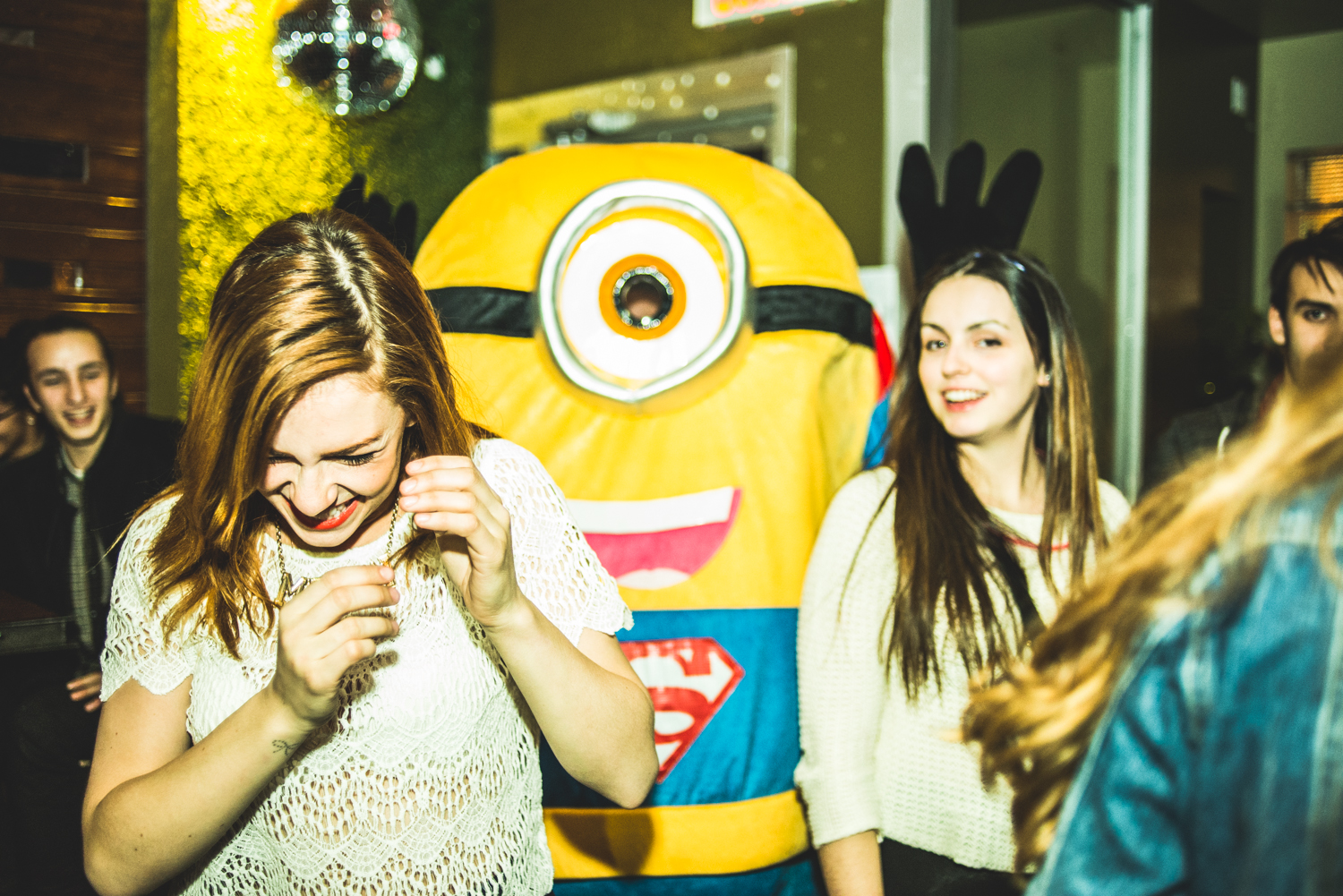 Party full moon avec minions, peinture néon et glowstick au Grenade