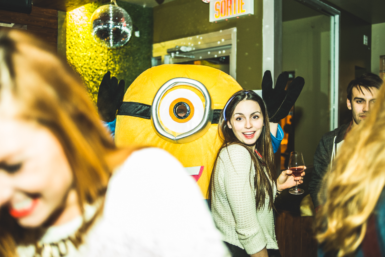 Party full moon avec minions, peinture néon et glowstick au Grenade