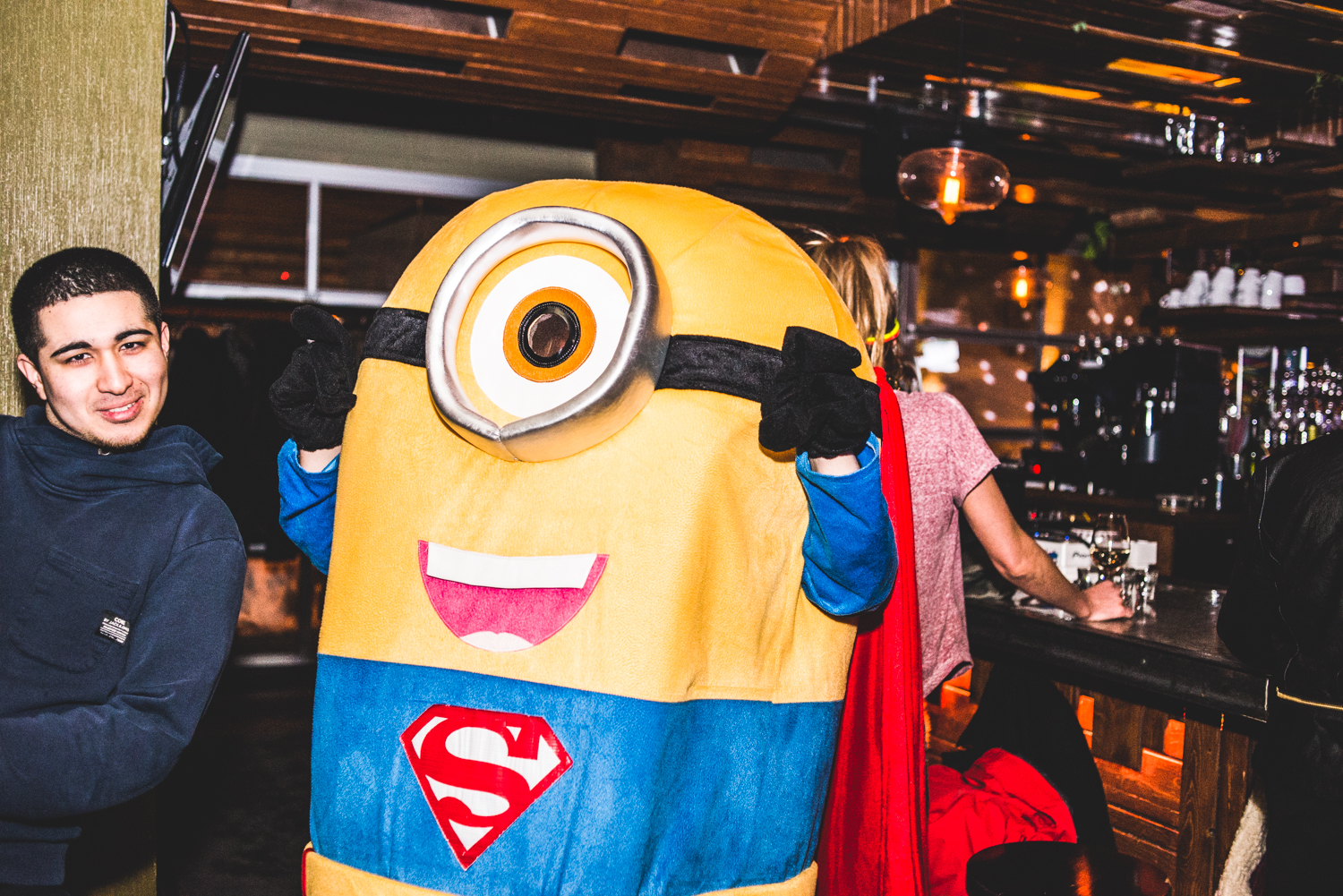 Party full moon avec minions, peinture néon et glowstick au Grenade