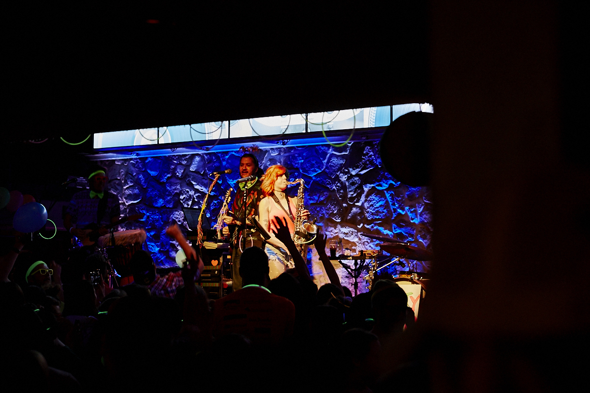 Folle soirée de party tout en fluo au 2Pierrots!