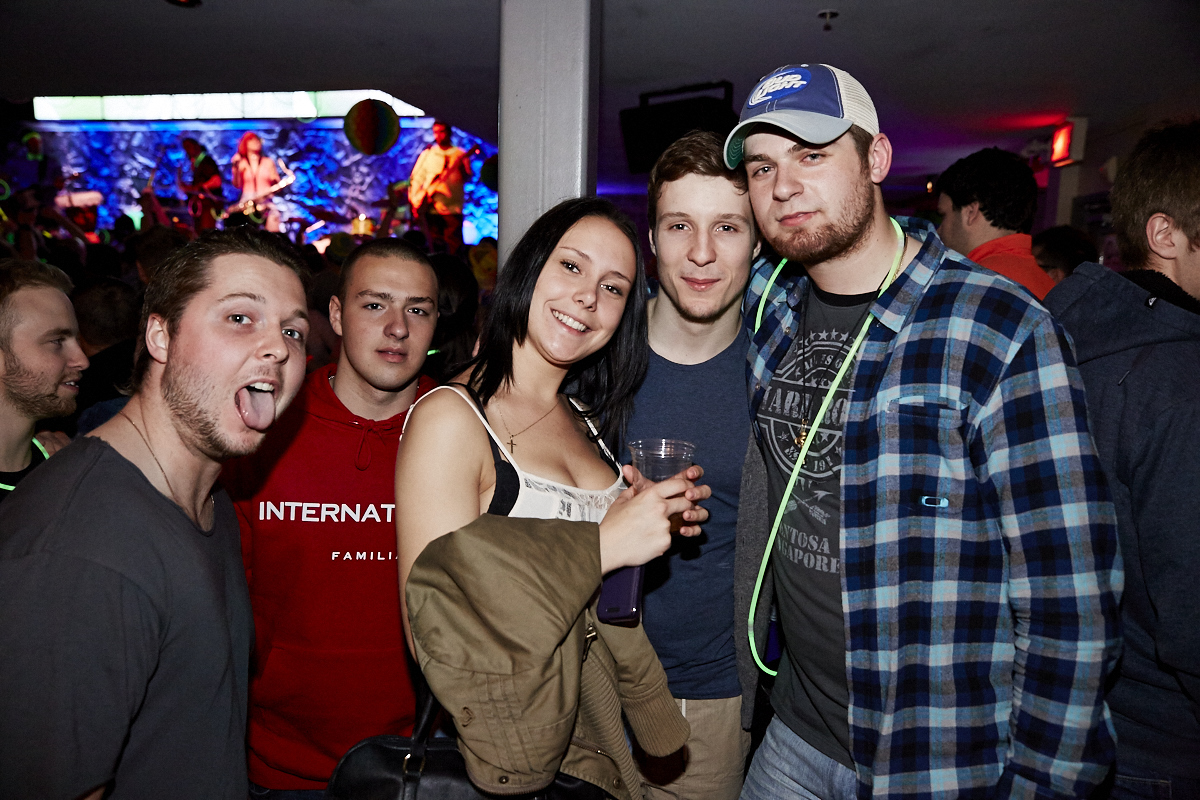 Folle soirée de party tout en fluo au 2Pierrots!