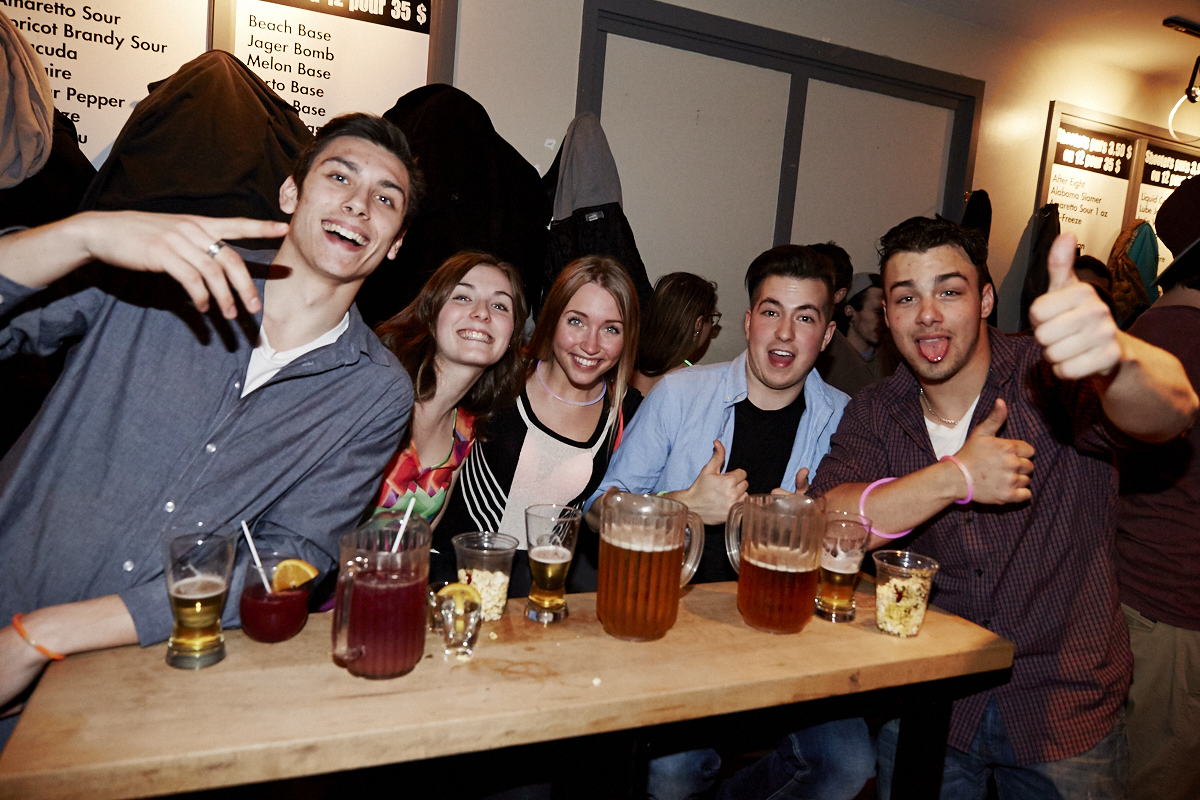 Folle soirée de party tout en fluo au 2Pierrots!