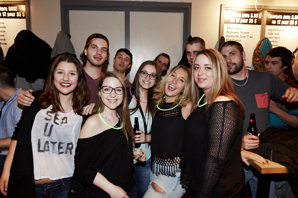 Folle soirée de party tout en fluo au 2Pierrots!