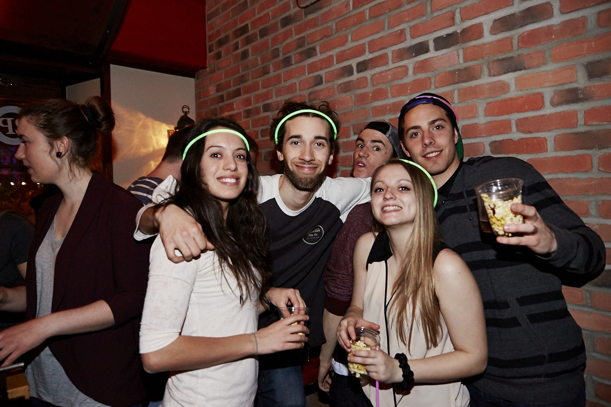 Folle soirée de party tout en fluo au 2Pierrots!