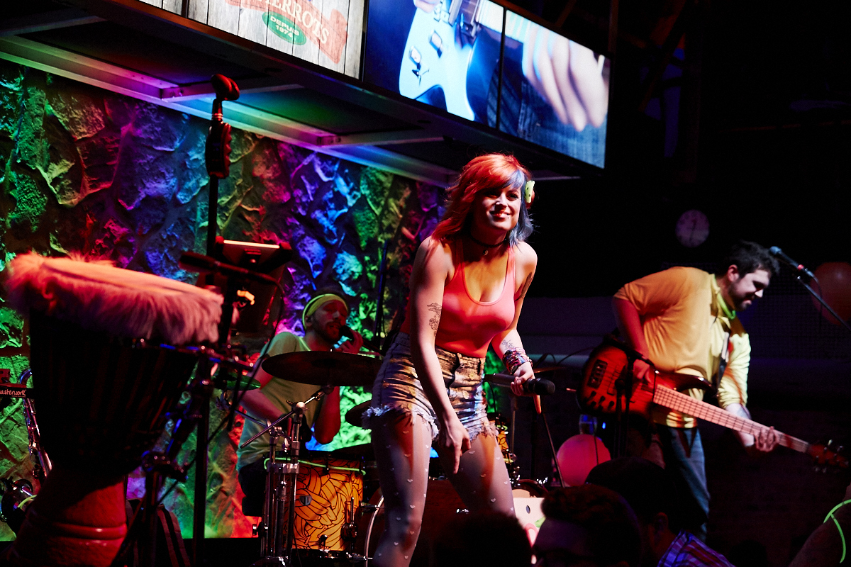 Folle soirée de party tout en fluo au 2Pierrots!