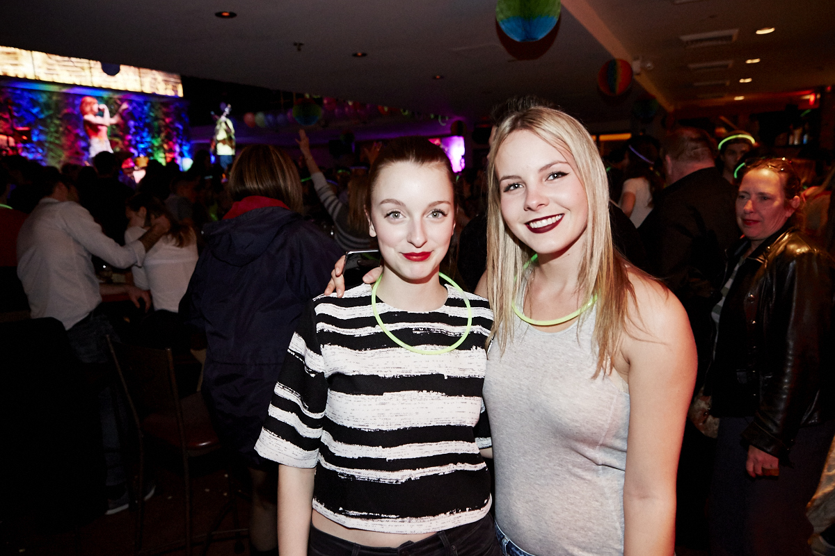 Folle soirée de party tout en fluo au 2Pierrots!