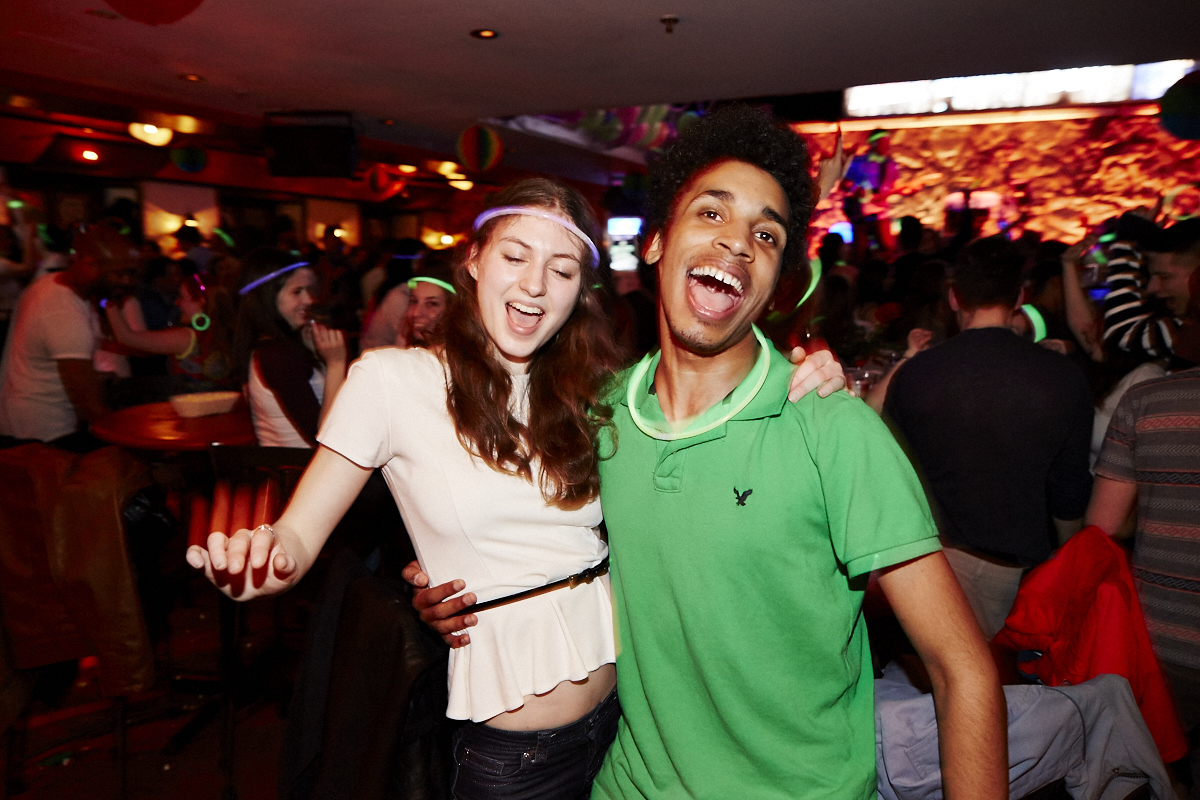 Folle soirée de party tout en fluo au 2Pierrots!