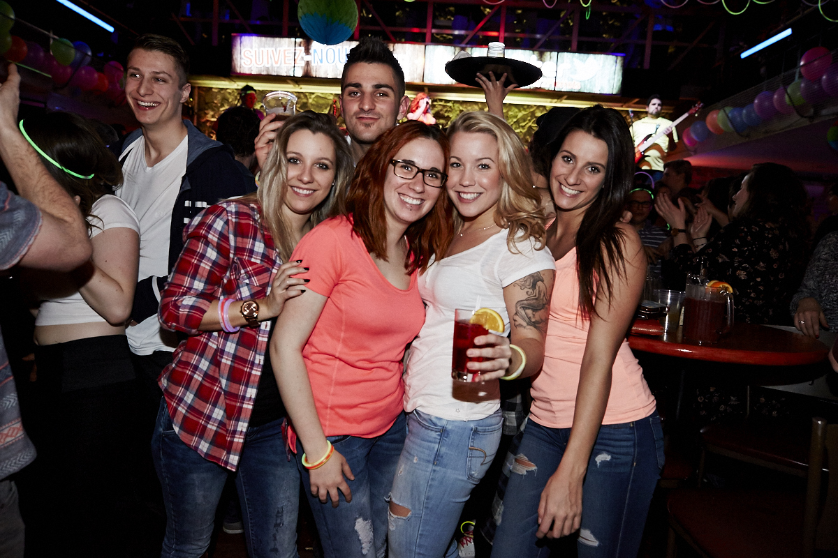 Folle soirée de party tout en fluo au 2Pierrots!