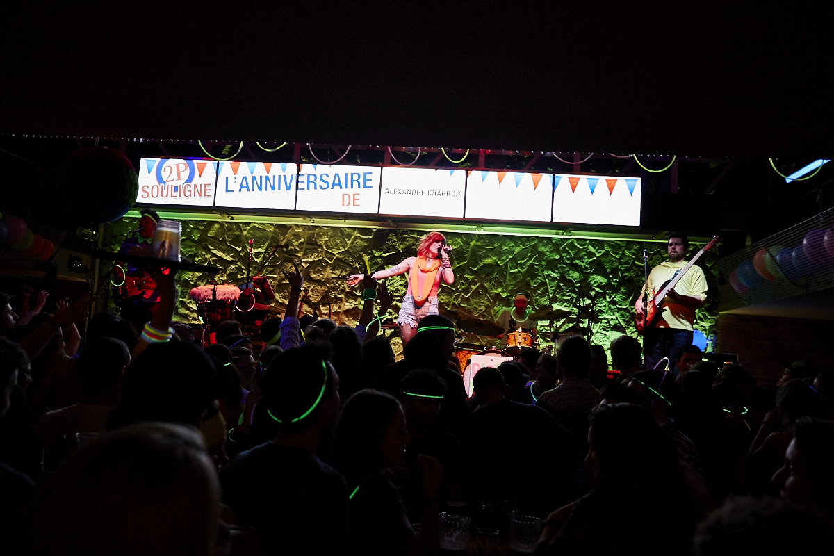 Folle soirée de party tout en fluo au 2Pierrots!