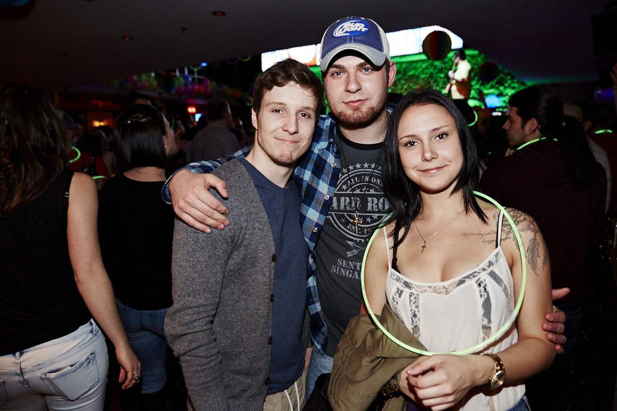 Folle soirée de party tout en fluo au 2Pierrots!