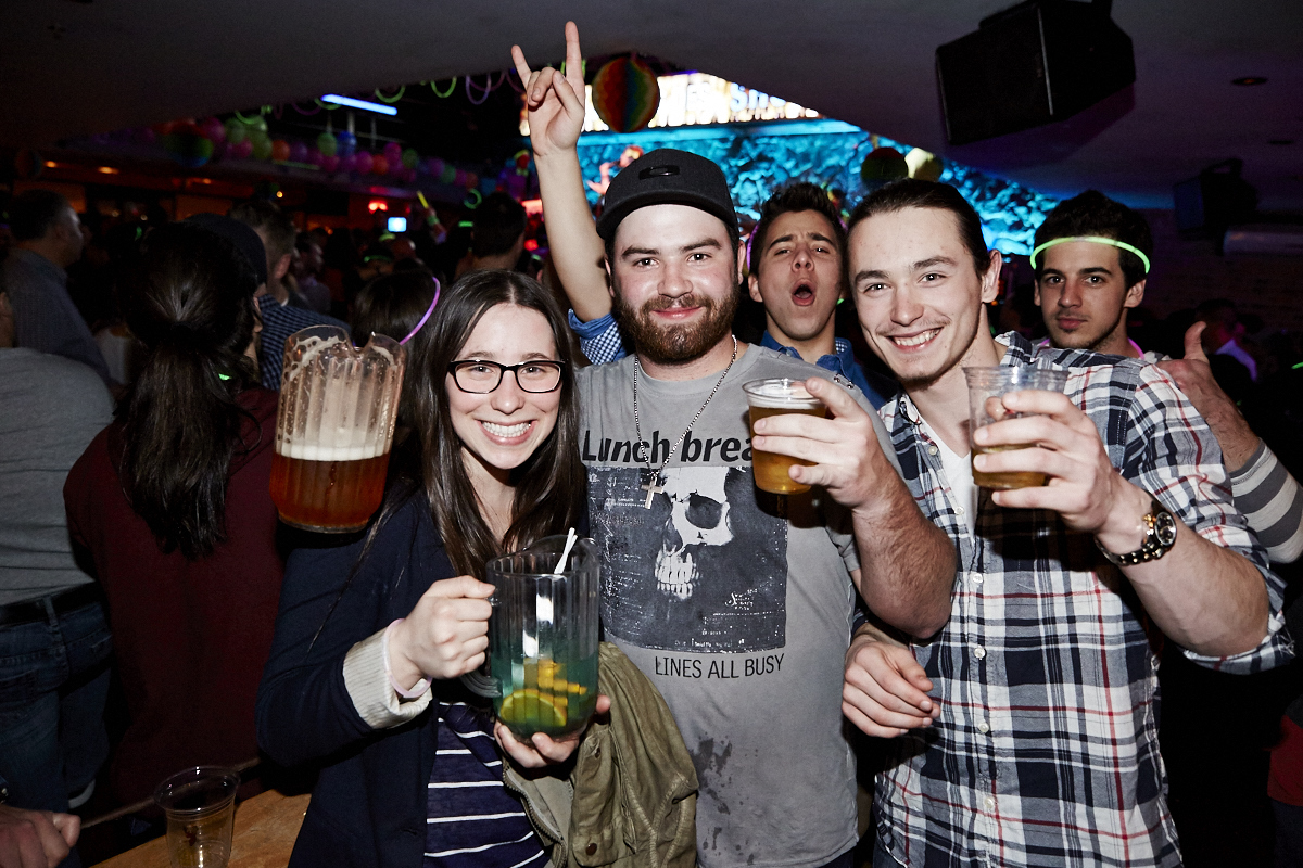 Folle soirée de party tout en fluo au 2Pierrots!